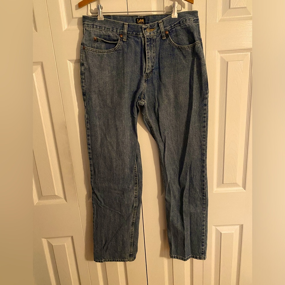 Men’s Regular fit Lee jeans. Size 33”x32”.